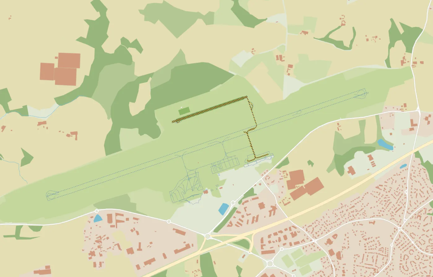 Année 1 : une bande en herbe en chantier, le futur plan de l’aéroport en pointillés.